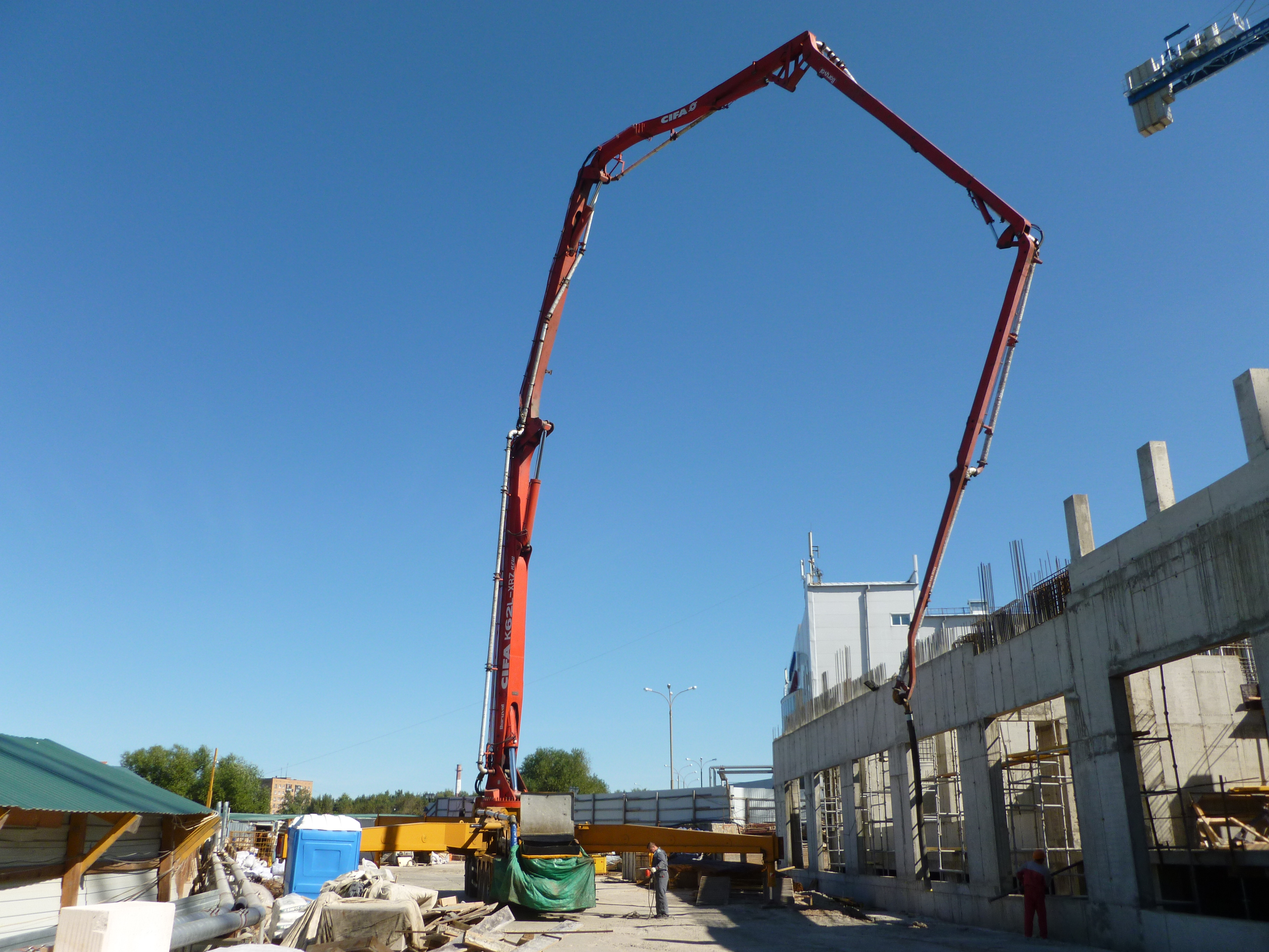 Аренда бетононасосов с длиной стрелы 62 метра: поддержка масштабных строительных проектов в Москве
